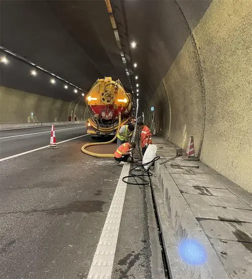 金阳隧道排水渠清淤